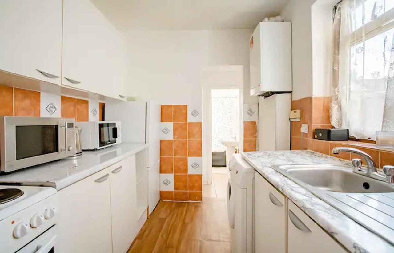 Homestay Near Tottenham Hotspur Stadium Londres Exterior foto